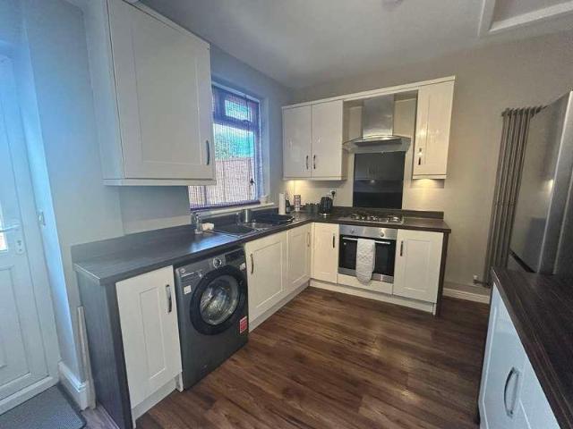 House for sale in Featherstone, Streethouse