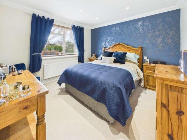 House for sale in Caterham on the Hill, Hillview