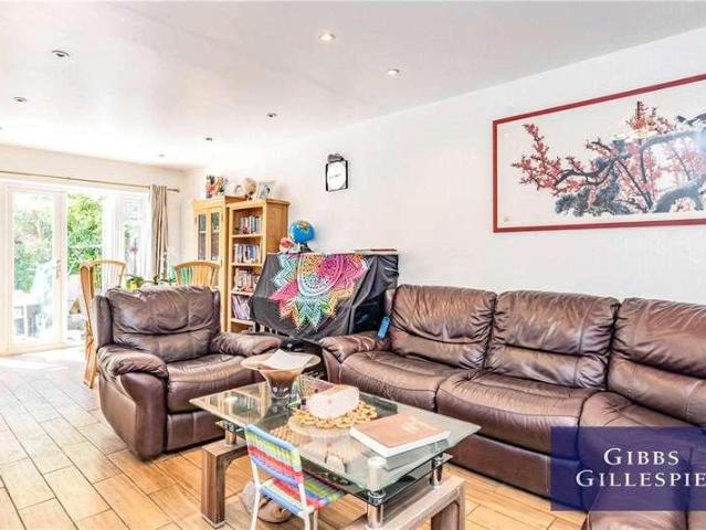 House for sale in Little Stanmore, Greater London