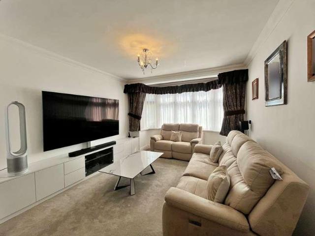 House for sale in London Borough of Ealing, Greenford