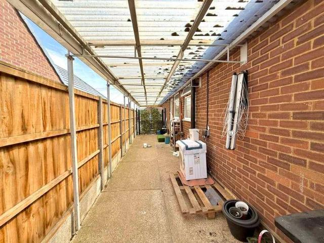 House for sale in Spring Park, Luton