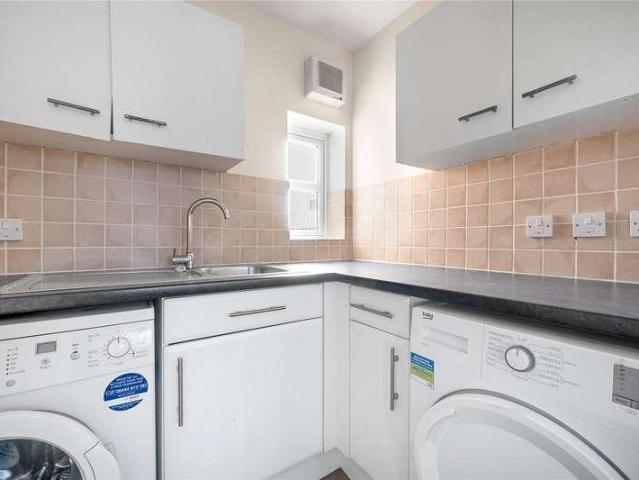 House for sale in Heol-las, Surrey