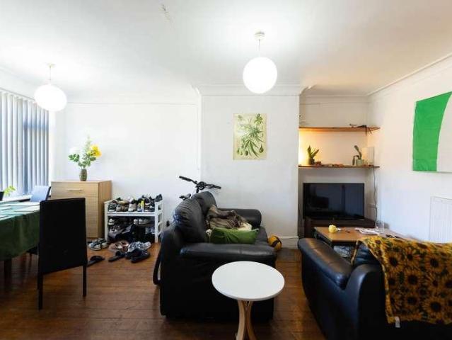 House for sale in Hyde Park, Leeds