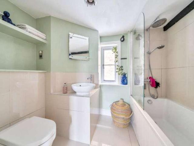House for sale in Holloway Hill, Waverley