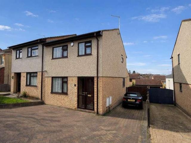 House for sale in Kingswood