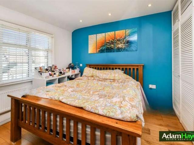 House for sale in North Finchley, Greater London