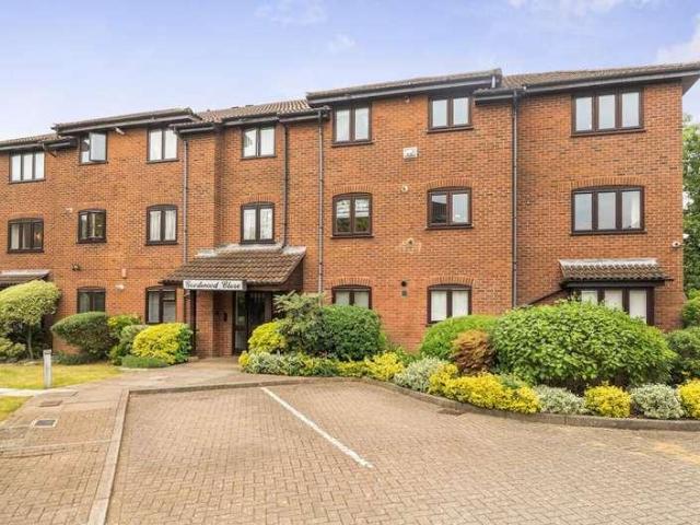 Flat for sale in Little Stanmore, Greater London