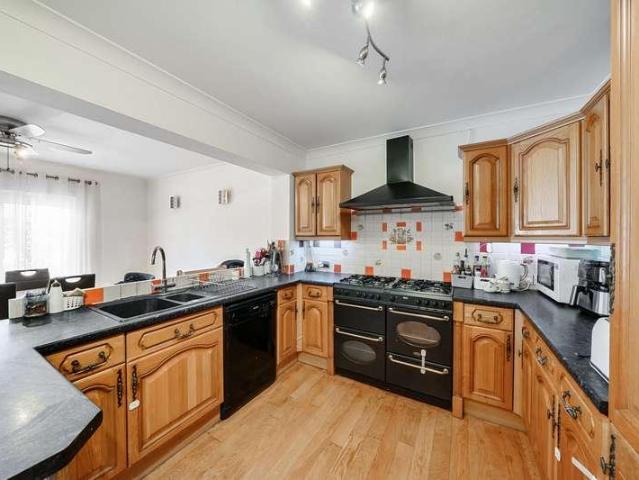 House for sale in The Cedars Estate, Batchworth