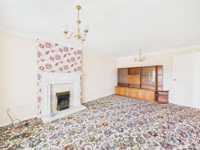 House for sale in Whinmoor, West Yorkshire