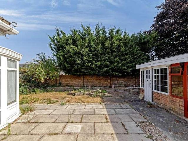 House for sale in How Wood, Five Acres