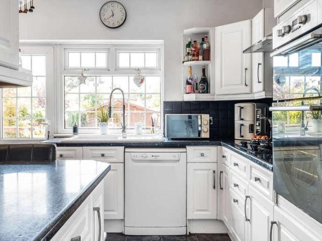 House for sale in Caterham on the Hill, Hillview