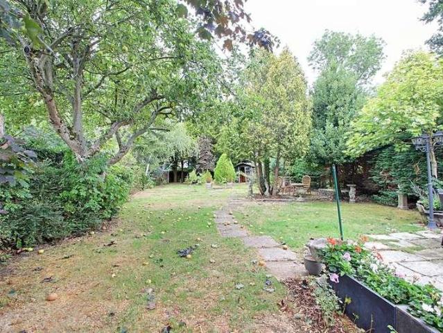 House for sale in Bennetts End, Pouchen End