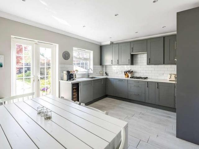 House for sale in Hillview, Surrey
