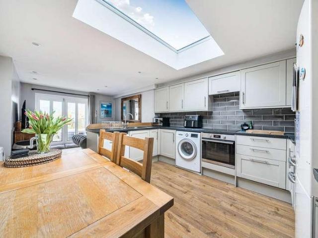 House for sale in Hillview, Surrey
