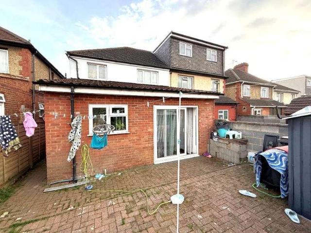 House for sale in Spring Park, Luton