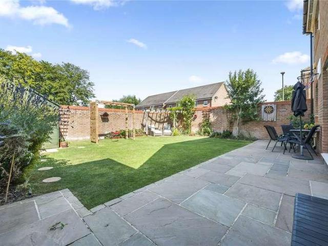 House for sale in Heol-las, Surrey