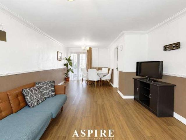 House for sale in Lee Chapel, Essex