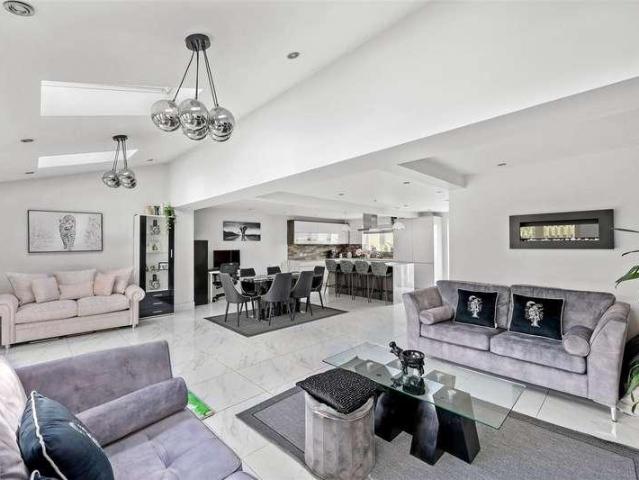 House for sale in Lambourne, Epping