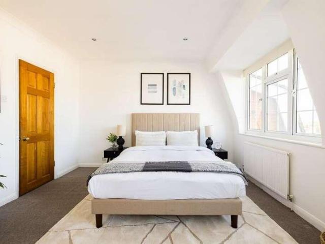 House for sale in Mill Hill, Greater London
