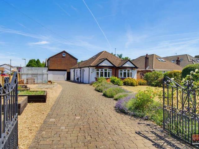 House for sale in Littleton Common, Lower Halliford