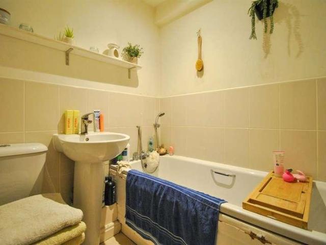 House for sale in Kingswood