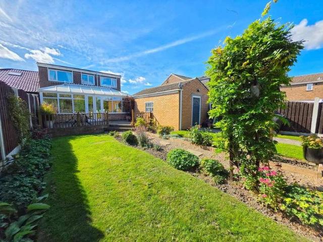 House for sale in Mapplewell, South Yorkshire