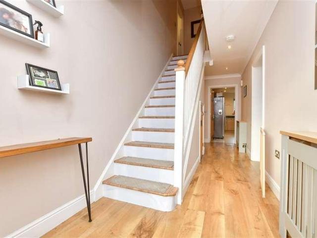 House for sale in Tattenham Corner, Red Hill