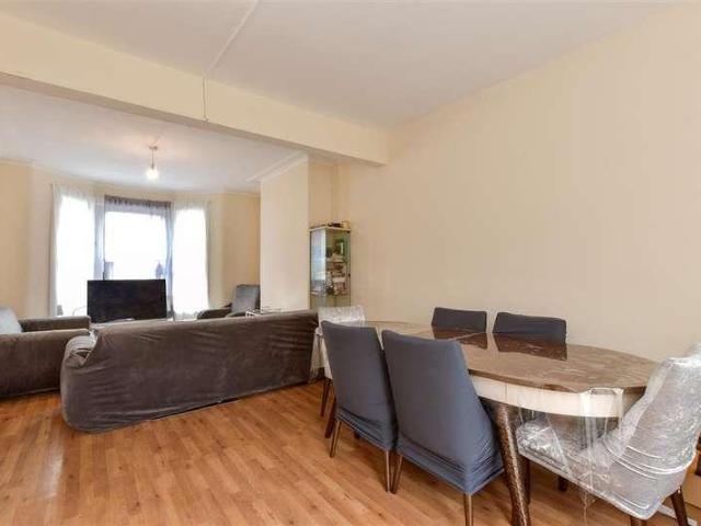 House for sale in Ilford, Seven Kings