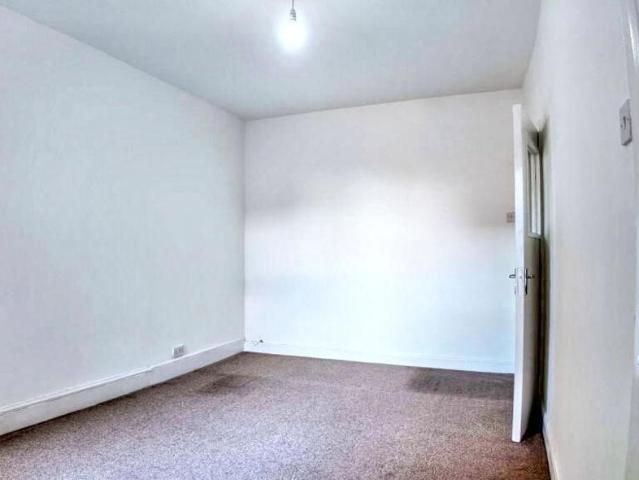 House for sale in Spring Park, Luton