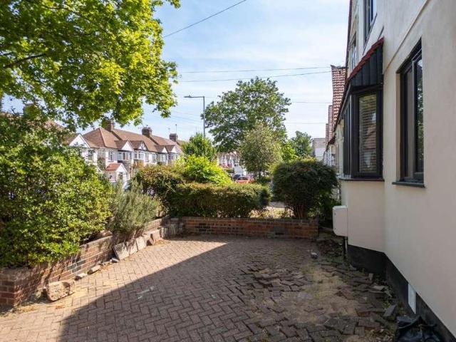 House for sale in Westcourt, Hamerton