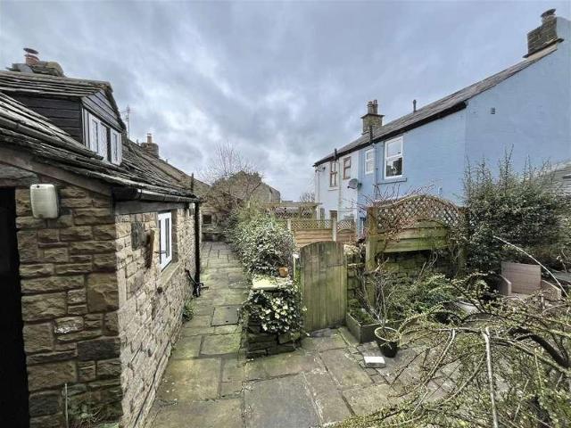 House for sale in Little Padfield, Charlesworth