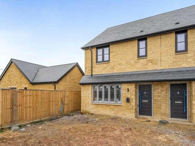 House for sale in Carterton, West Oxfordshire