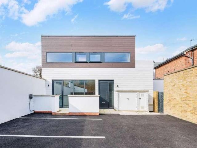 House for sale in Stoneleigh, Ewell
