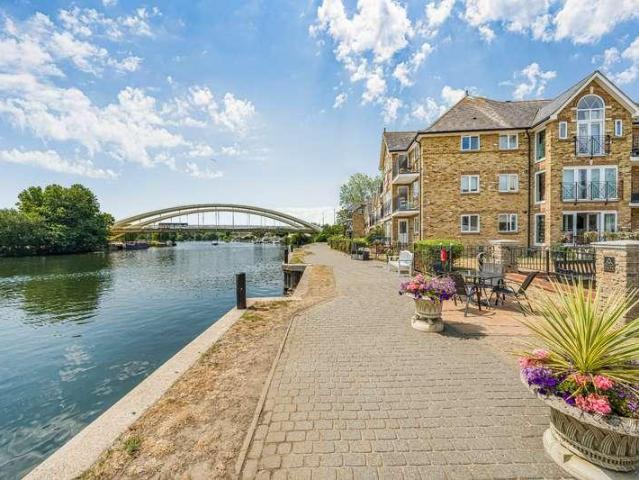 House for sale in Lower Halliford