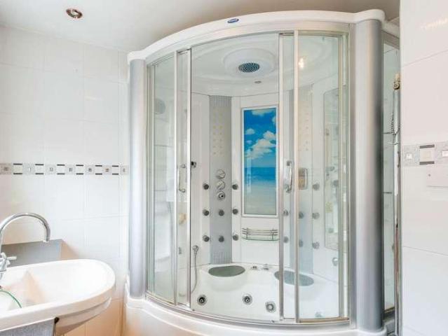 House for sale in Barton In Fabis, East Midlands