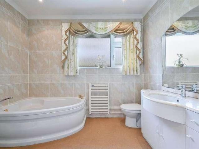 House for sale in Kingswood Warren, Red Hill