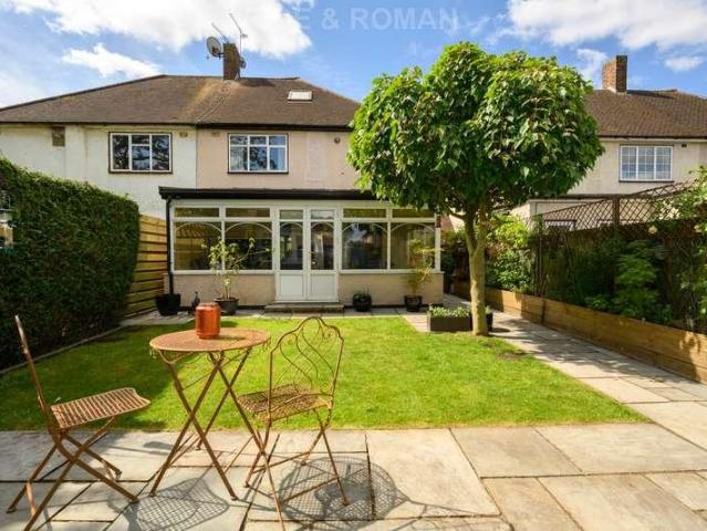 House for sale in Stoneleigh, Ewell