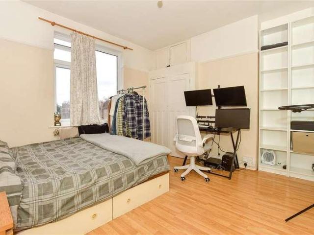 House for sale in Woodford Green, Woodford