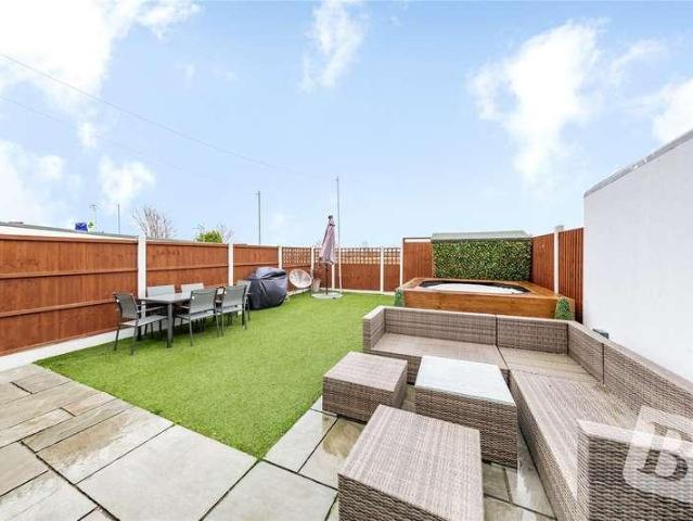 House for sale in Rainham, Greater London