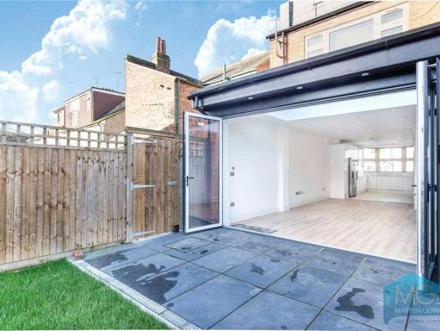 House for sale in Mill Hill, Greater London