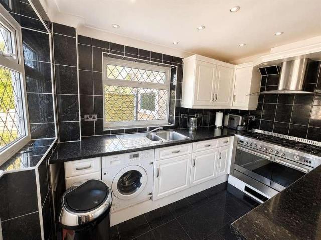 House for sale in Pilgrims' Hatch, Navestock Side