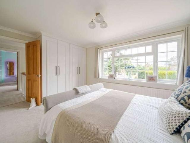 House for sale in Upper Halliford, Spelthorne