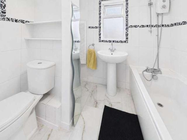 House for sale in Spring Park, Luton