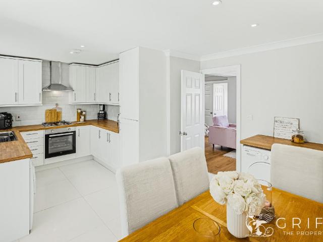 House for sale in Bowers Gifford, Essex