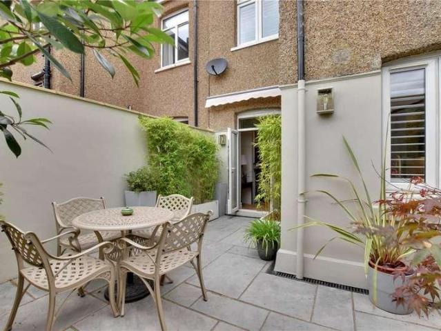 House for sale in East Greenwich, Greater London