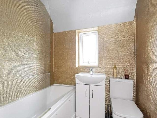 House for sale in Croydon, Monks Orchard