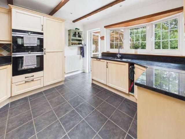 House for sale in Caterham on the Hill, Hillview