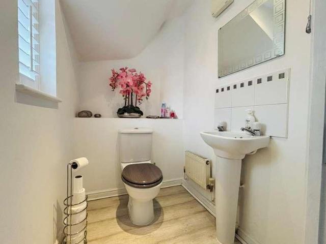 House for sale in Mill Hill, Greater London