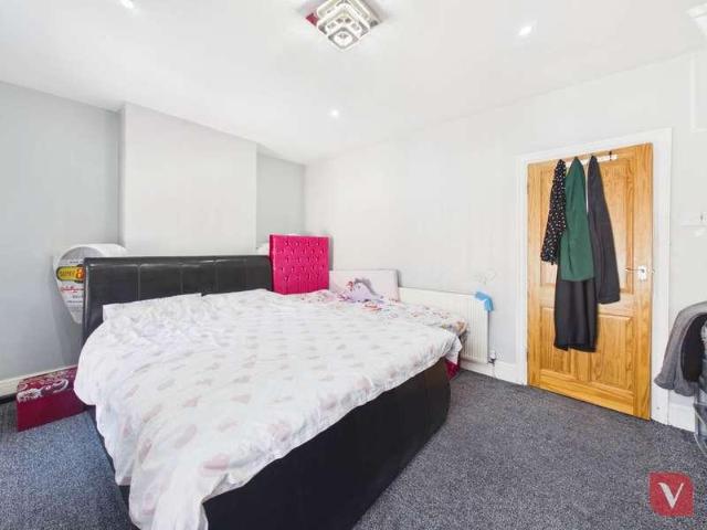House for sale in Spring Park, Luton