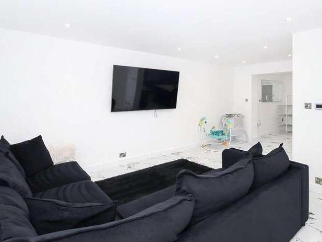 House for sale in Chapelthorpe, West Yorkshire